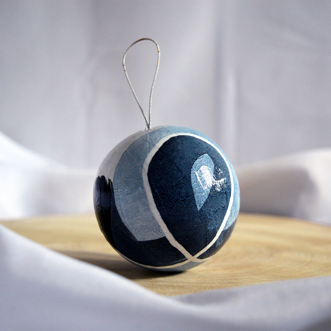 Boule de Noël bleue, blanche et noire n°1/4 (vendu)