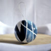 Boule de Noël bleue, blanche et noire n°2/4 (vendu)