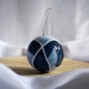 Boule de Noël bleue, blanche et noire n°4/4 (vendu) – Image 3