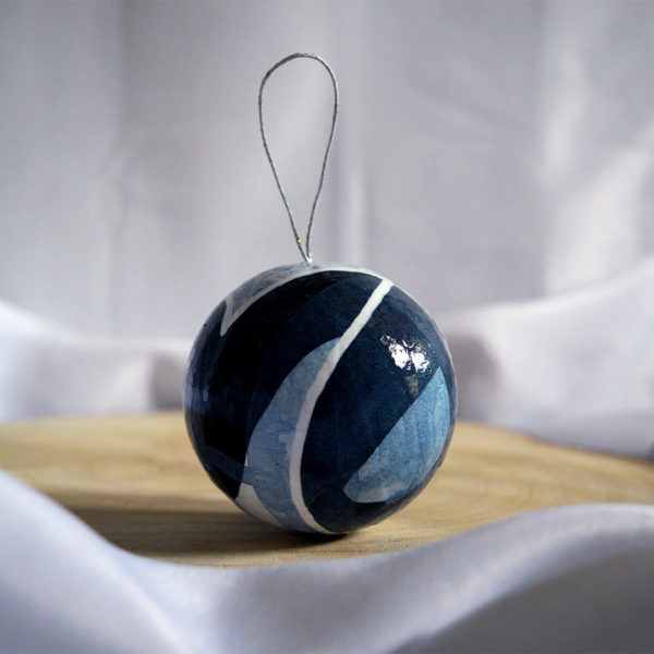 Boule de Noël bleue, blanche et noire n°1/4 (vendu)